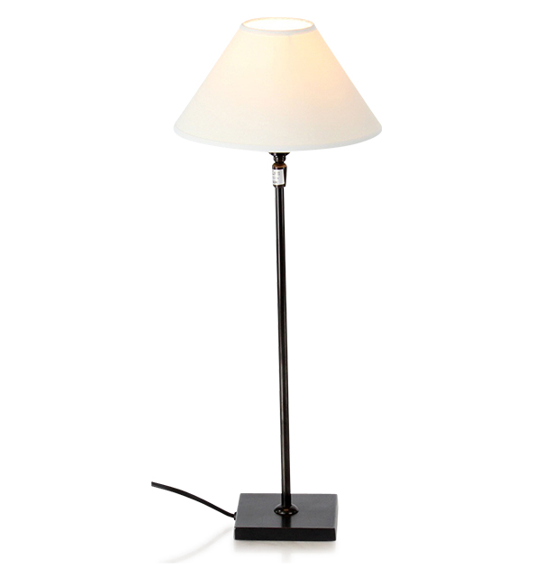 Petite lampe de chevet avec abajour conique 1/6ème