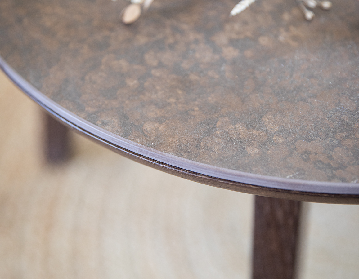 Table basse ovale en chêne foncé dessus céramique brune oxydée