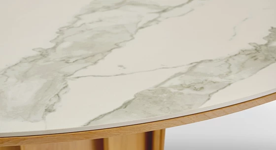 Table salle à manger ronde 6 personnes en chêne et céramique avec bois teinte naturelle et plateau céramique effet marbre blanc 140 cm