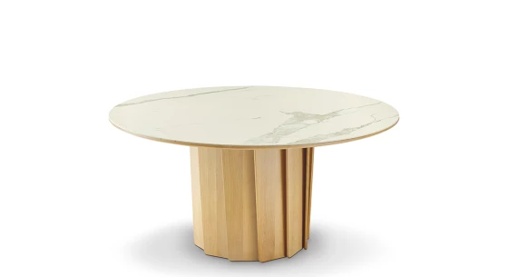 Table salle à manger ronde 6 personnes en chêne et céramique avec bois teinte naturelle et plateau céramique effet marbre blanc 140 cm